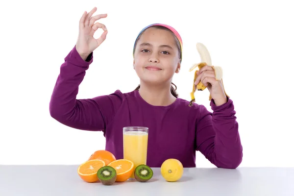 Nettes Mädchen mit vielen Früchten — Stockfoto