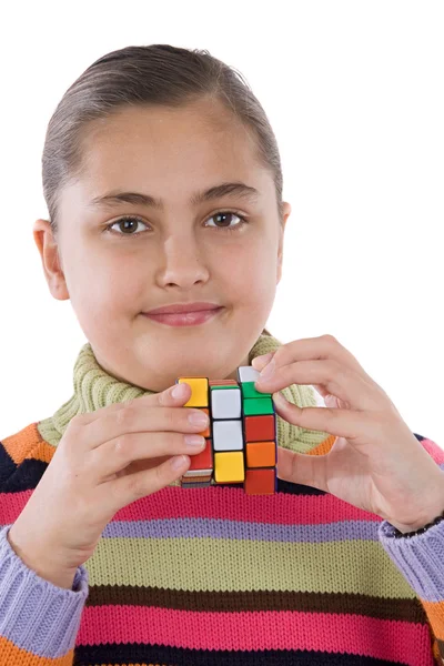 Маленькая девочка играет с цветным кубом — стоковое фото