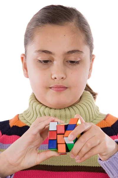 Petite fille jouant avec un cube coloré — Photo