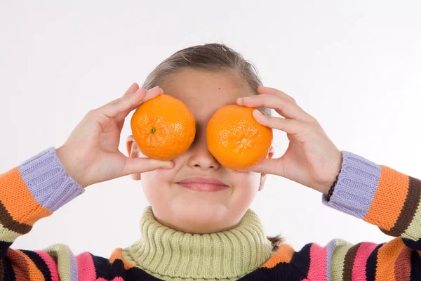 Attraktiva flicka med mandariner — Stockfoto