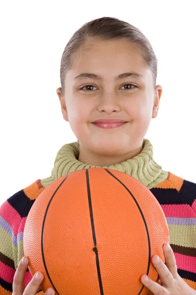 Красивая девушка с баскетболом — стоковое фото