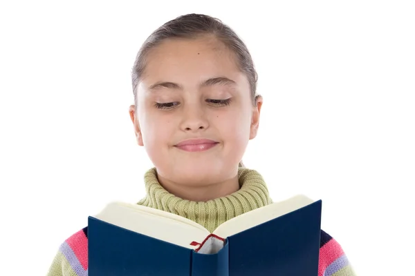 책을 읽는 귀여운 소녀 — 스톡 사진