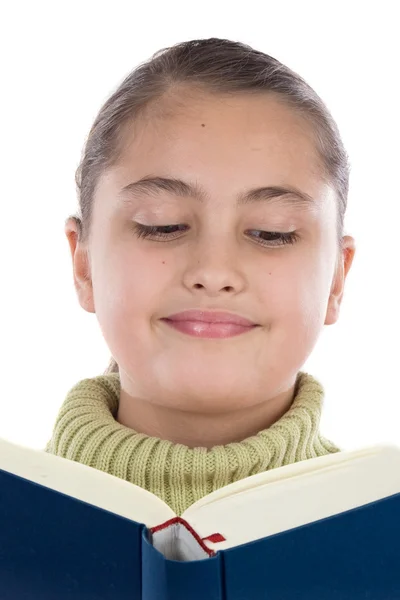 Bedårande flicka med att läsa en bok — Stockfoto