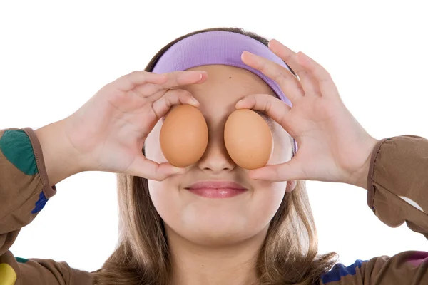 Adorabile ragazza con due uova sugli occhi — Foto Stock