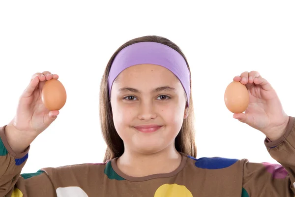 Adorable chica con dos huevos en sus manos —  Fotos de Stock