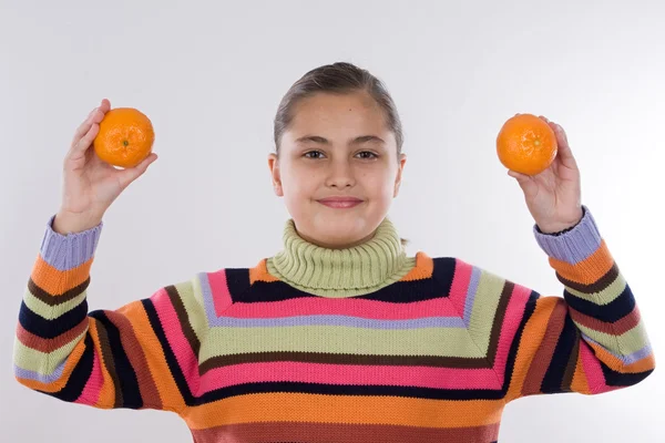 Attraktiva flicka med mandariner — Stockfoto