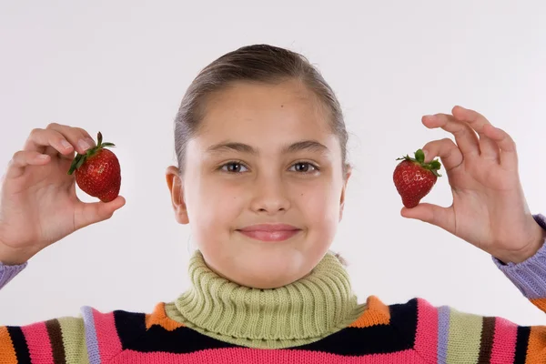 Leuk meisje bedrijf twee aardbeien — Stockfoto