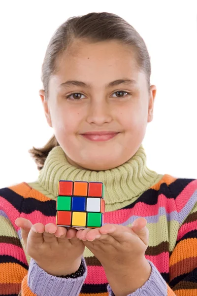 Petite fille jouant avec un cube coloré — Photo