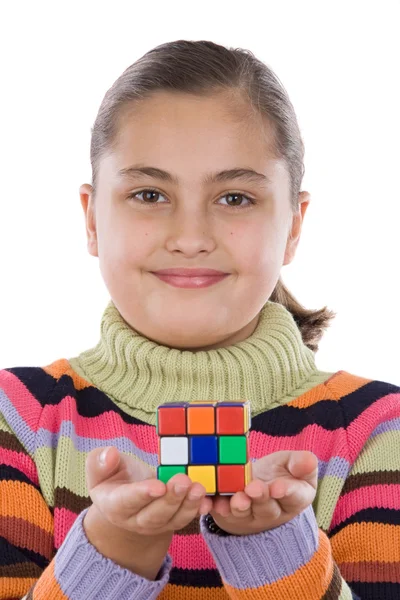 Маленькая девочка играет с цветным кубом — стоковое фото