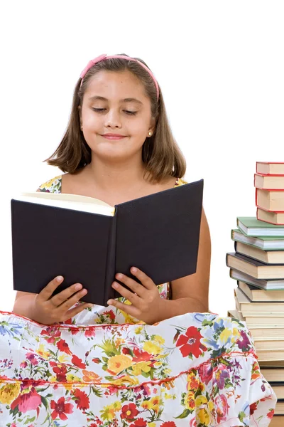 Entzückendes Mädchen liest — Stockfoto