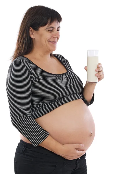 Bela grávida com um copo de leite — Fotografia de Stock