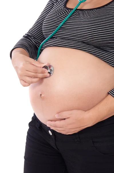 Женщина, беременная стетоскопом — стоковое фото