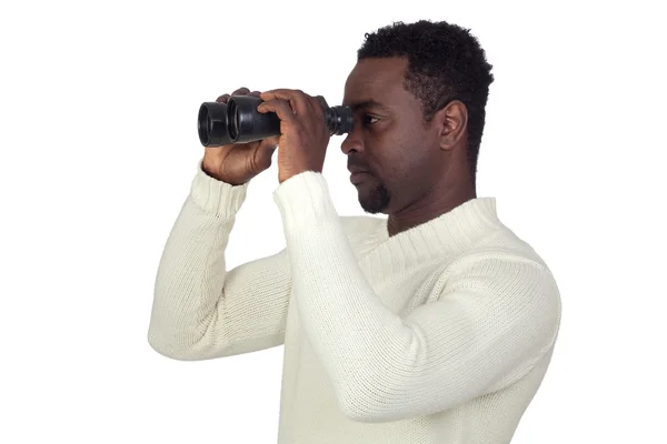 Привлекательный африканский мужчина смотрит в бинокль — стоковое фото