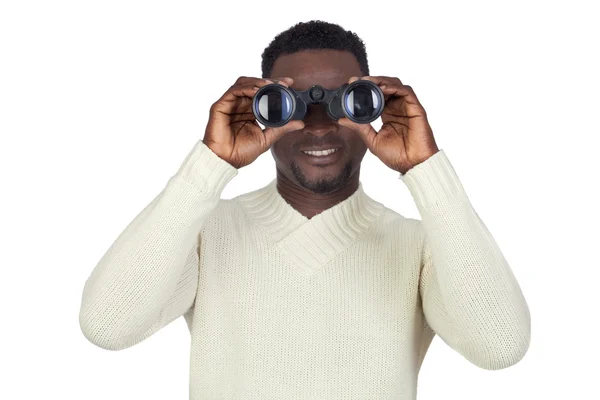매력적인 아프리카 남자 쌍안경을 통해 찾고 — 스톡 사진