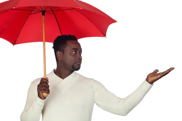 Привабливий африканський чоловік з червоною парасолькою — стокове фото