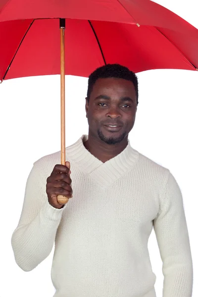 Homem africano atraente com um guarda-chuva vermelho — Fotografia de Stock