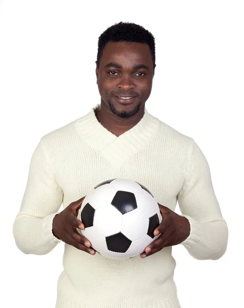 Homem africano atraente com uma bola de futebol — Fotografia de Stock