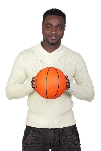 Привлекательный африканский мужчина с баскетбольным мячом — стоковое фото