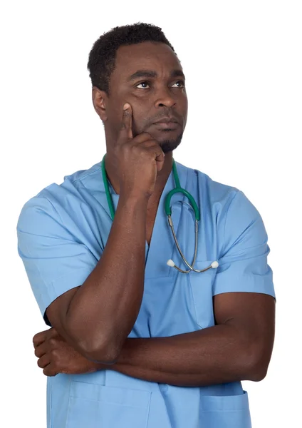 Medico afroamericano con pensiero uniforme blu — Foto Stock