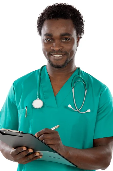 Jovem médico negro escrevendo — Fotografia de Stock