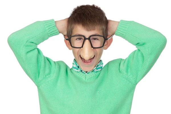 Смешной ребенок в очках и шутке про нос — стоковое фото
