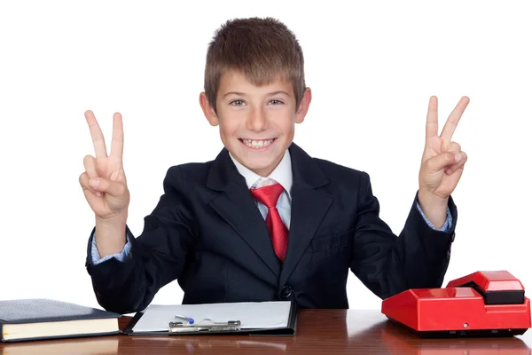 Pequeno homem de negócios no escritório fazendo símbolo de vitória — Fotografia de Stock