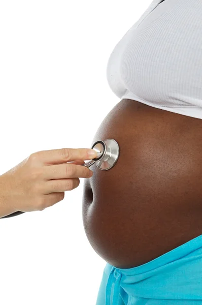 Zwangere vrouw en stethoscoop — Stockfoto