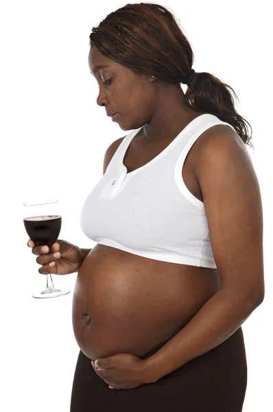 Atraktivní těhotná žena pije víno — Stock fotografie