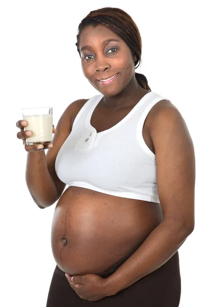 Donna incinta attraente che beve latte — Foto Stock