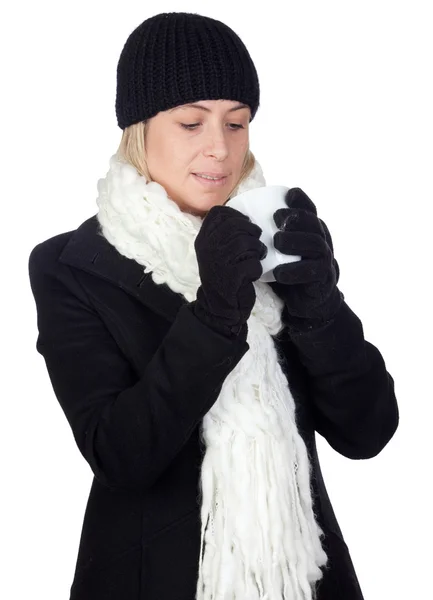 Ξανθιά γυναίκα με ένα λευκό μαντήλι πίνοντας κάτι ζεστό — Φωτογραφία Αρχείου