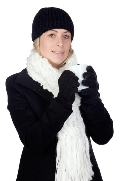 Mujer rubia con una bufanda blanca bebiendo algo caliente — Foto de Stock