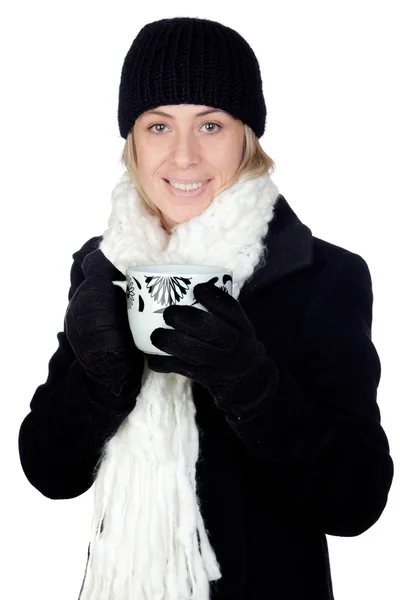 Mujer rubia con una bufanda blanca bebiendo algo caliente — Foto de Stock
