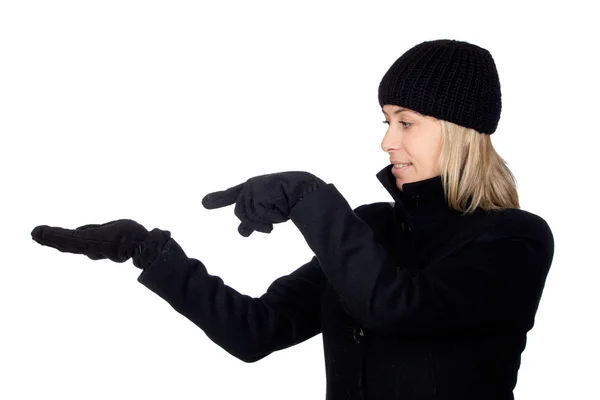 Ξανθιά γυναίκα με ένα μαύρο παλτό επισημαίνοντας κάτι — Φωτογραφία Αρχείου