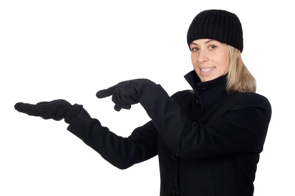 Mujer rubia con un abrigo negro apuntando a algo — Foto de Stock