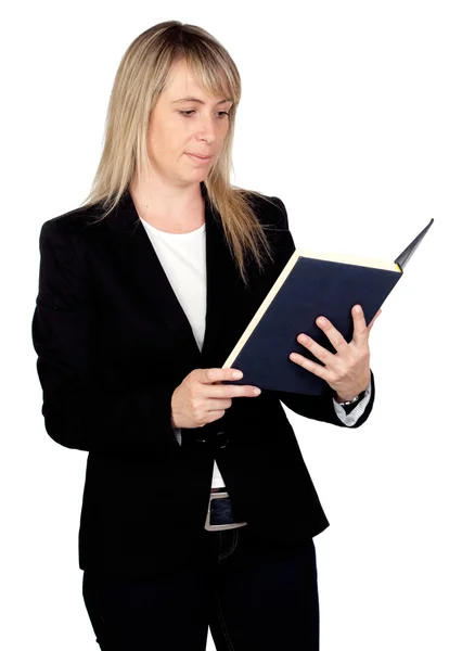 Empresária loira lendo um livro — Fotografia de Stock