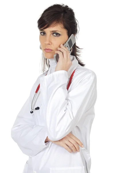 Привлекательная леди-доктор разговаривает по телефону — стоковое фото