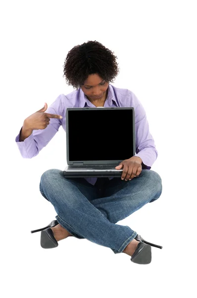 아름 다운 여 자가 앉아 노트북을 가리키는 — 스톡 사진