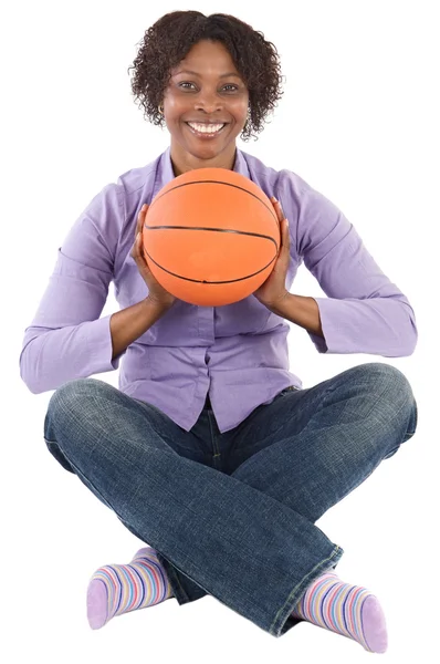 Mulher com balão de basquete — Fotografia de Stock