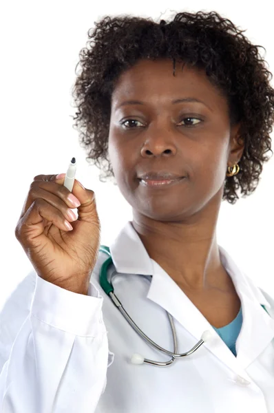Afroamerikanska kvinna läkare skriva — Stockfoto
