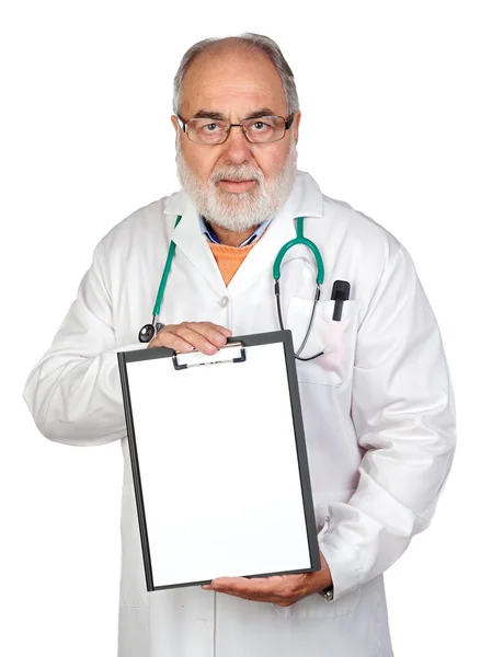 Starszy lekarz ze schowka i papier blank — Zdjęcie stockowe