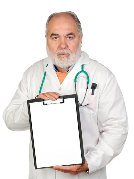 Médico senior con portapapeles y papel en blanco — Foto de Stock