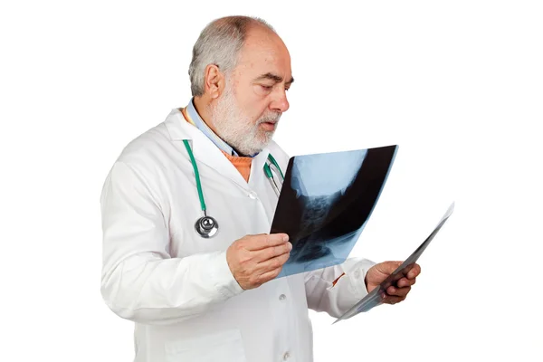 Oberarzt mit rauen Haaren mit Röntgenaufnahmen — Stockfoto