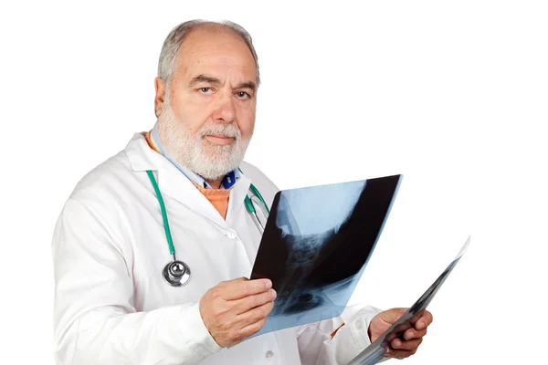 Médico senior con el pelo alzado con una radiografía —  Fotos de Stock