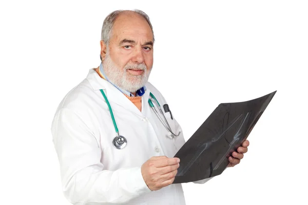 Överläkare med grått hår med en radiografi — Stockfoto