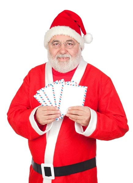 Weihnachtsmann mit Briefumschlägen zum Versenden von Briefen — Stockfoto