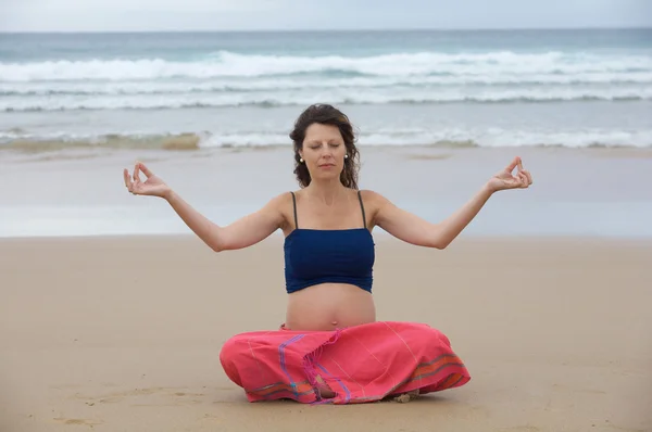 Bella ragazza incinta che pratica yoga — Foto Stock