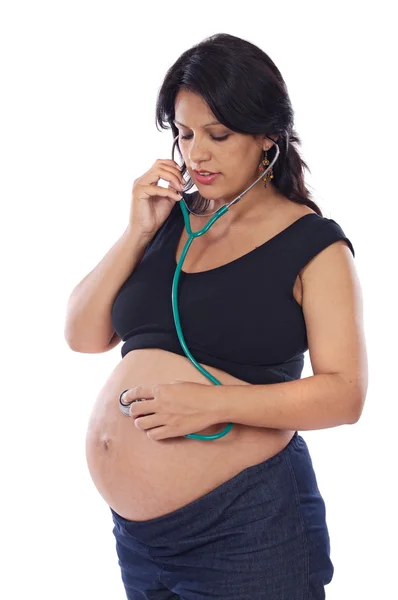 Gravid med stetoskop — Stockfoto