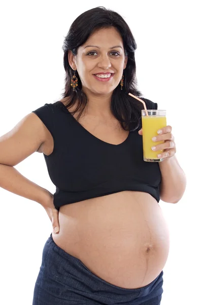 Schöne schwangere trinken Saft von Orange — Stockfoto