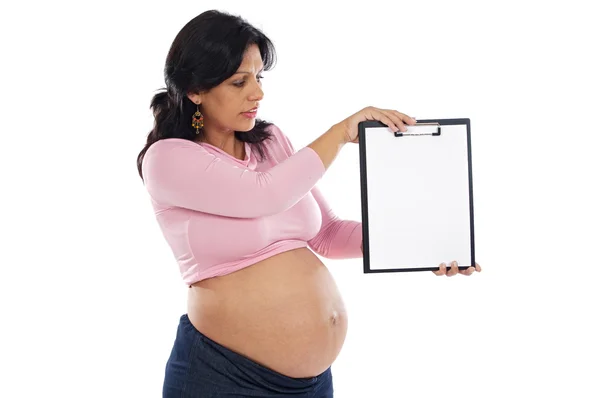 Hermosa embarazada con publicidad en blanco —  Fotos de Stock