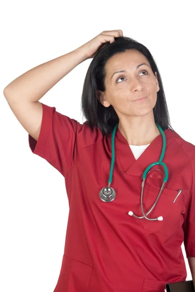 Médico feliz mulher com borgonha roupas pensando — Fotografia de Stock